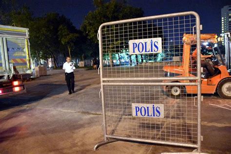 G­e­z­i­ ­P­a­r­k­ı­­n­a­ ­p­o­l­i­s­ ­b­a­r­i­y­e­r­l­e­r­i­ ­g­e­t­i­r­i­l­d­i­ ­-­ ­S­o­n­ ­D­a­k­i­k­a­ ­H­a­b­e­r­l­e­r­
